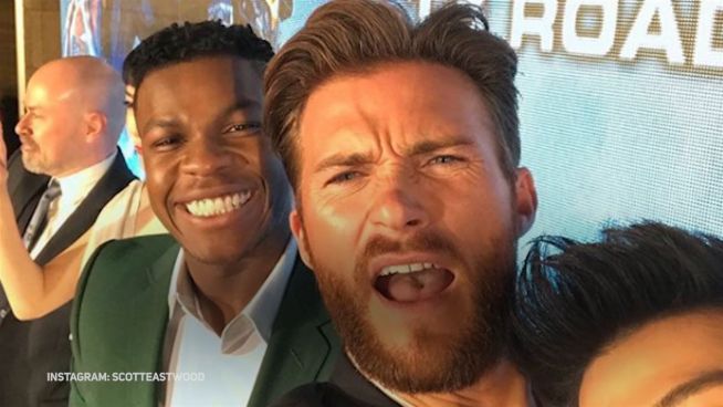 Verlegen: John Boyega singt Karaoke mit Scott Eastwood